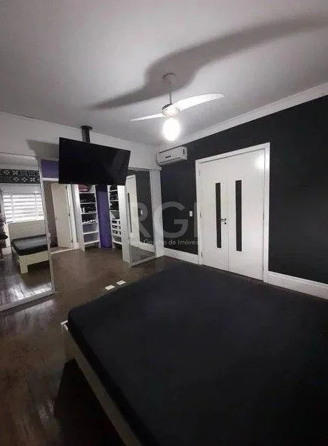 Imagem Casa com 233m², 2 dormitórios sendo 1 suíte, living com lareira, espaço gourmet com churrasqueira, pátio e 2 vagas de garagem no bairro Sarandi