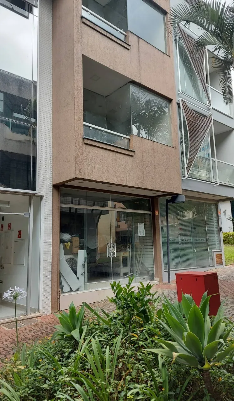 Imagem Prédio Comercial com 3 andares no centro comercial de Alphaville