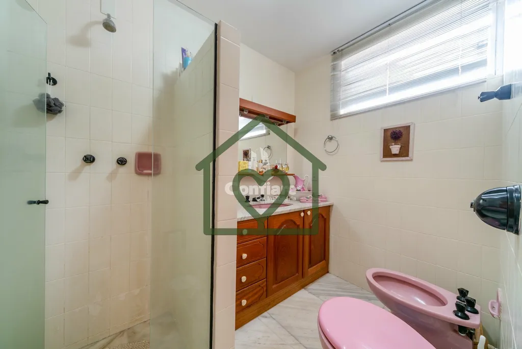 Imagem Apartamento amplo, 1 por andar, com 201m² privativos, localizado em prédio de esquina. Conta com 4...