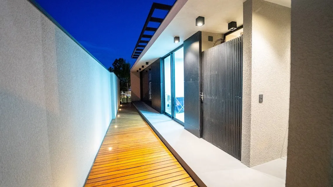 Imagem Casa de Alto Padrão à Venda no Condomínio Alphaville Nova Esplanada 2 - 3 Suítes, Elevador e Piscina com Hidro
