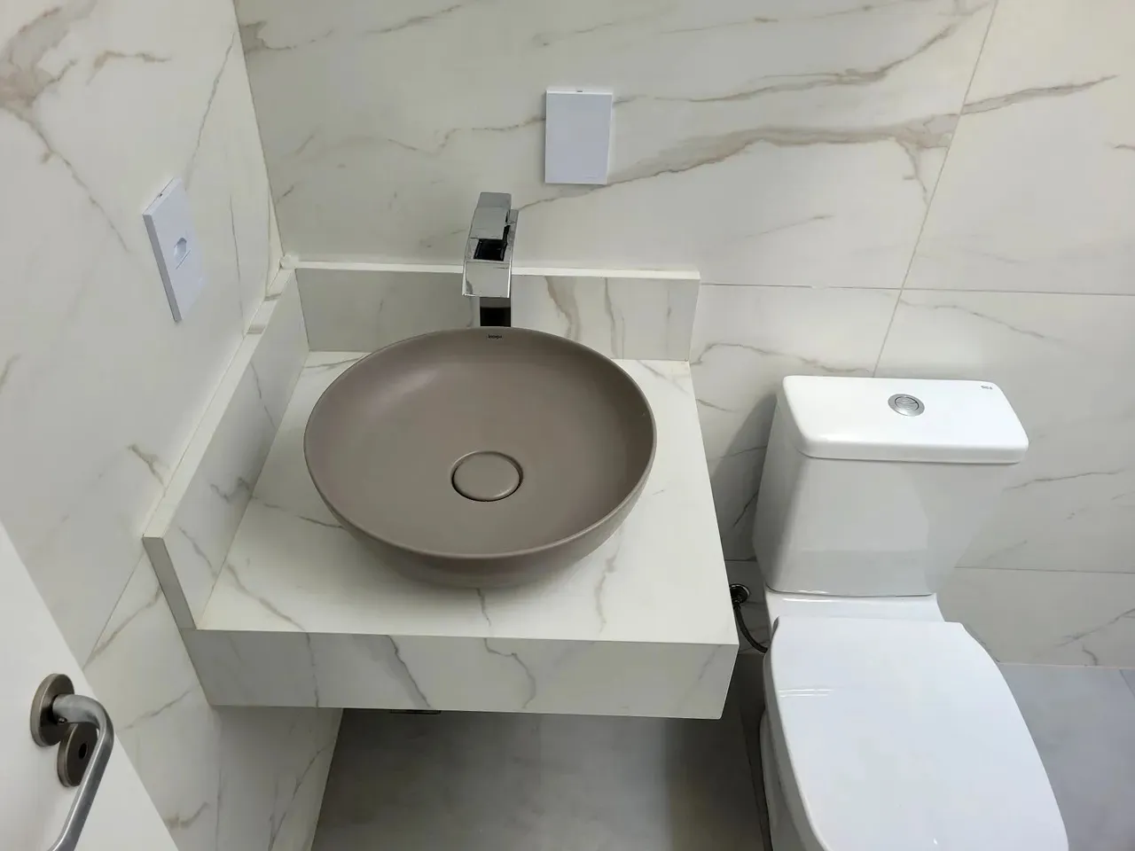 Imagem Casa em Condomínio de Luxo com 3 Suítes em Cajuru do Sul, Sorocaba-SP: 122m², 3 Quartos, 1 Sala e 2 Vagas de Garagem!
