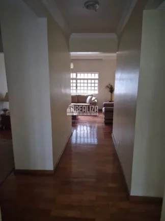 Imagem Casa à venda no Bairro Olinda, Uberaba com 6 dormitórios e suíte!