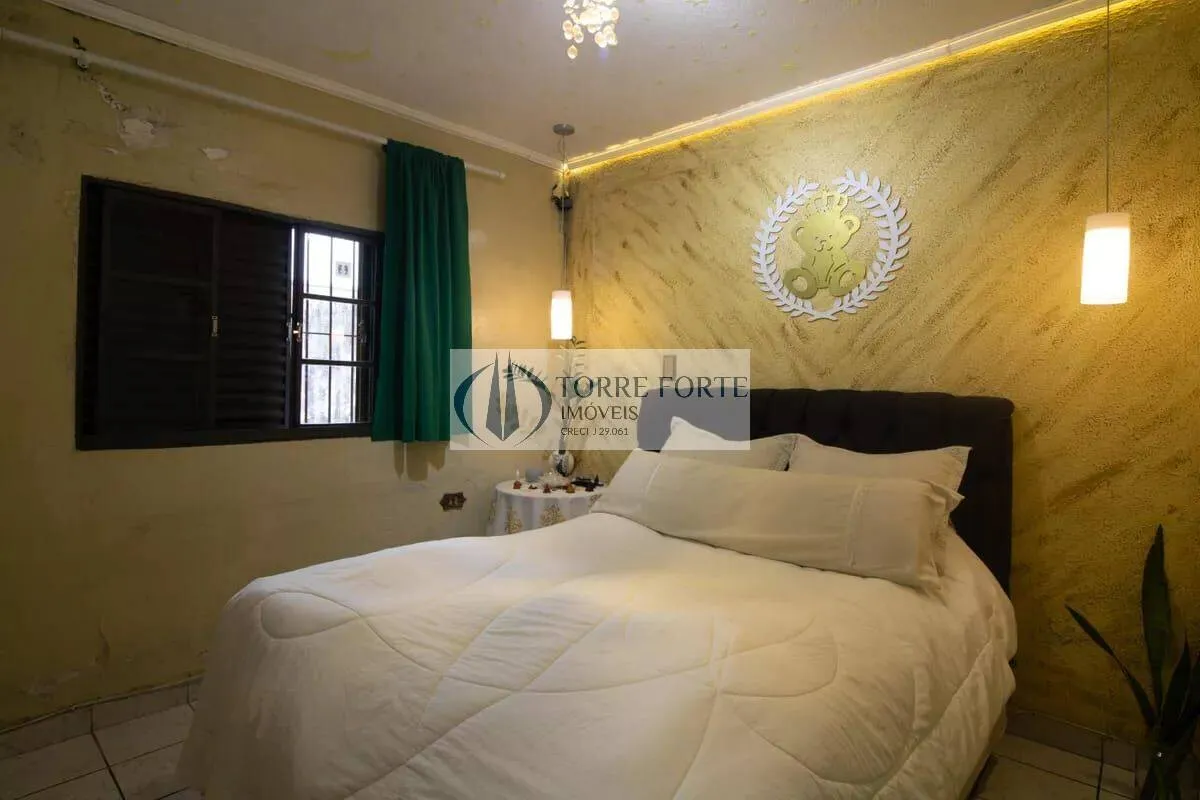 Imagem Casa com lindo espaçoso quintal, 3 vagas de garagem, 2 dormitórios