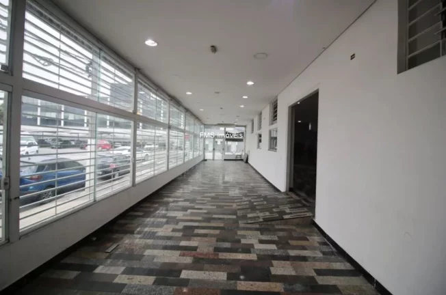 Imagem Galpão comercial de alto padrão para locação na Barra Funda, São Paulo-SP: 2 banheiros, 4 vagas e 279m² de área.