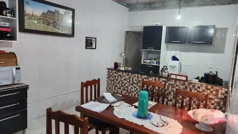 Imagem VENDA DE SOBRADO NO PARQUE RODRIGO BARRETO, EM ARUJÁ/SP, 250m² com 3 quartos, suíte, varanda, quintal e garagem fechada para 2 autos. CONSULTE-NOS.