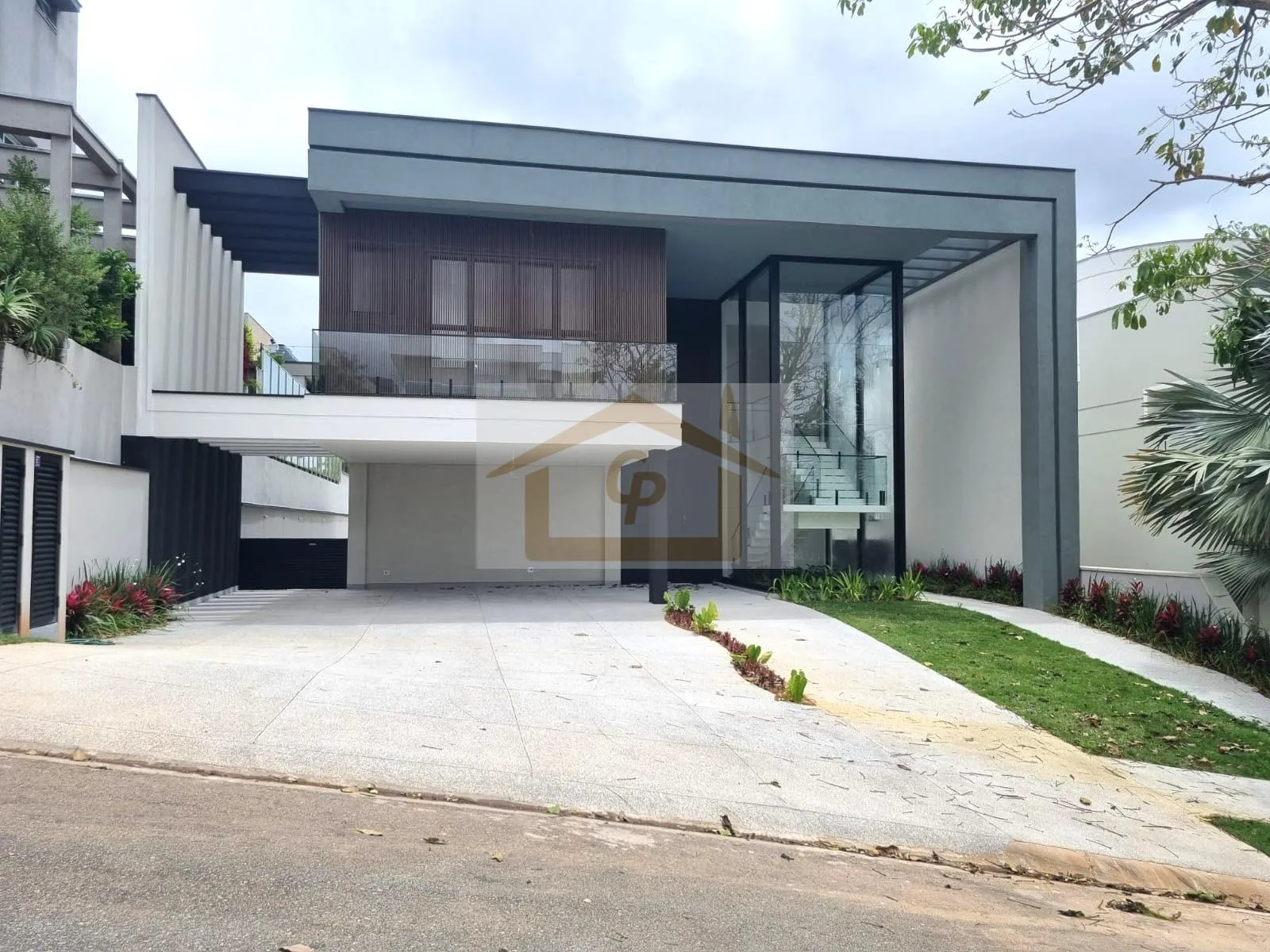 Foto do imóvel Casa inteligente, 5 suítes, 3 vagas cobertas, Bosque privativo -Arquitetura Contemporânea