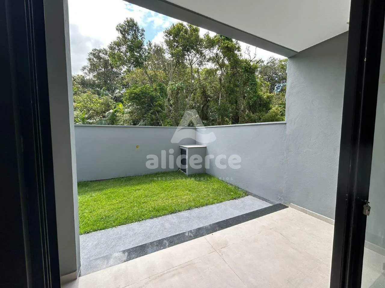 Imagem Sobrado à venda com 2 quartos 2 suítes, 87m² em Forquilhas São José