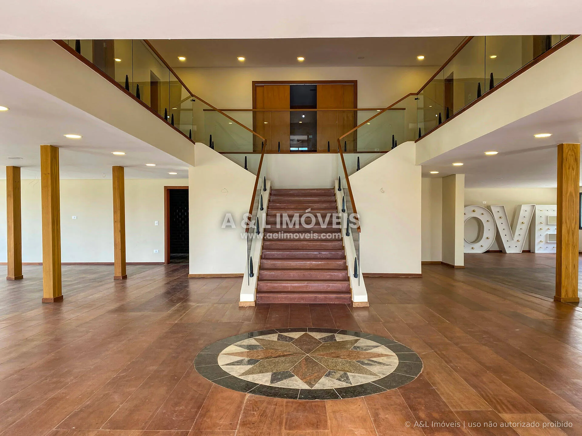 Imagem Casa à venda em Campos do Jordão com vista para montanhas e 7 suítes