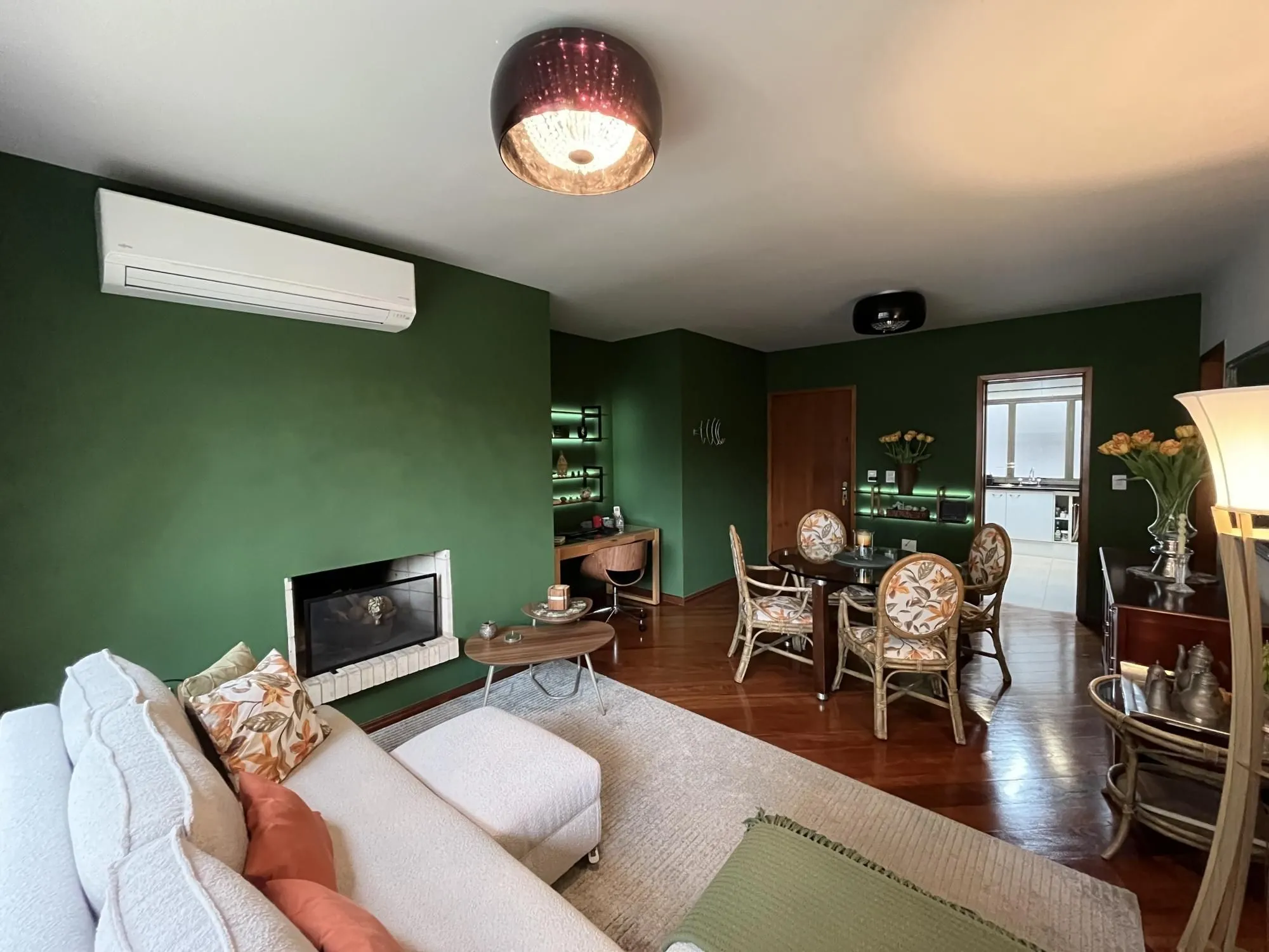 Imagem Apartamento de 2 quartos, suíte, churrasqueira, lareira e garagem Bela Vista POA