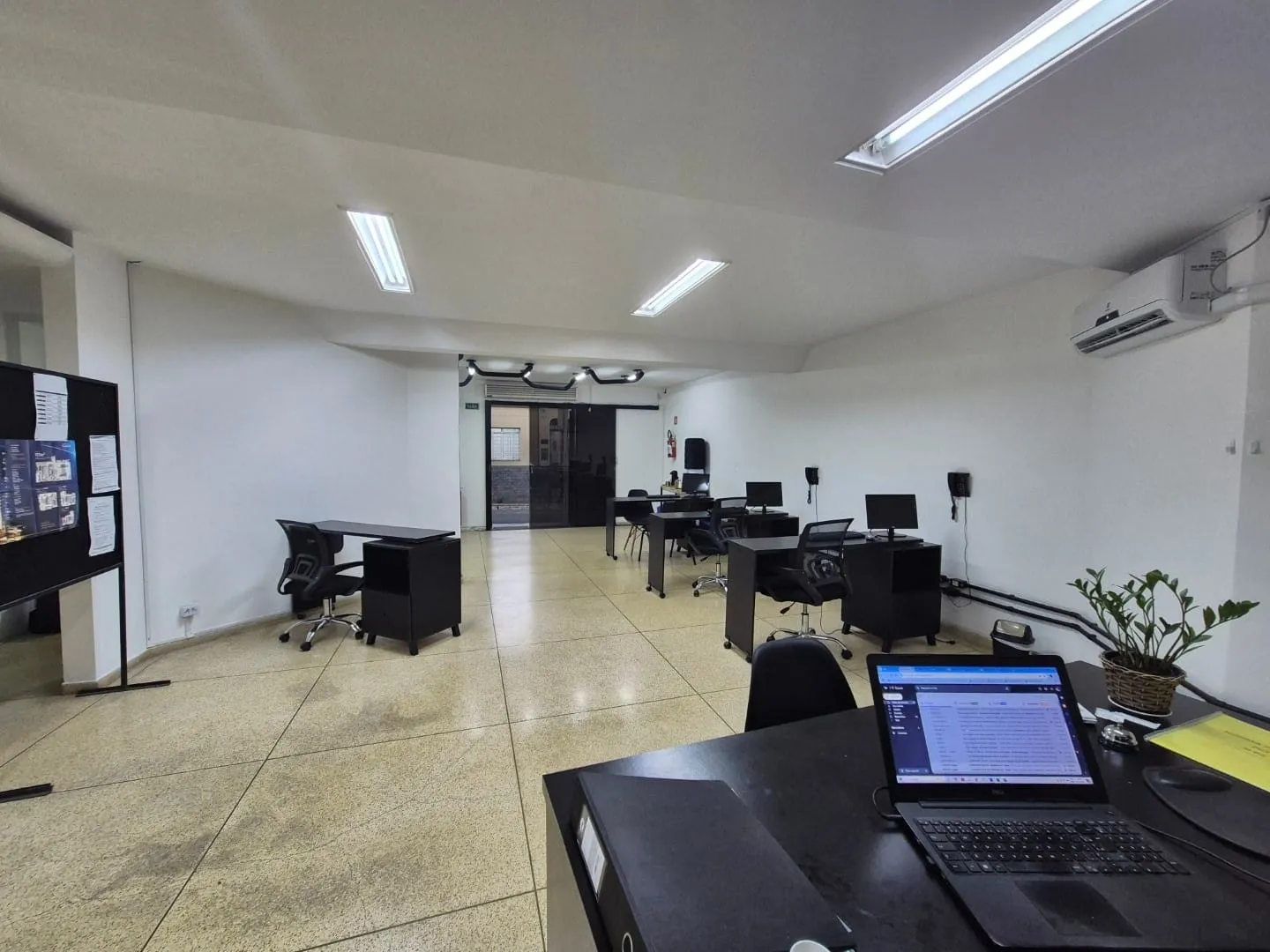 Imagem Amplo e Funcional Ponto Comercial no Térreo do Edifício Vieira Santos no Centro, Próximo a Tudo o Que Você Precisa