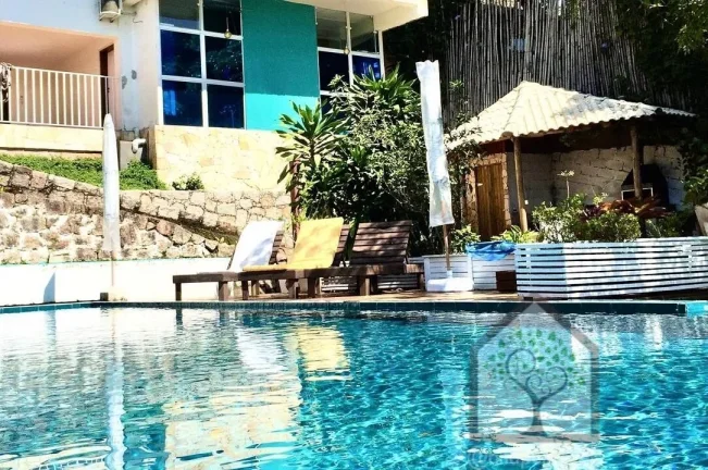 Imagem Mansão pé na areia em meio à natureza no Sambaqui