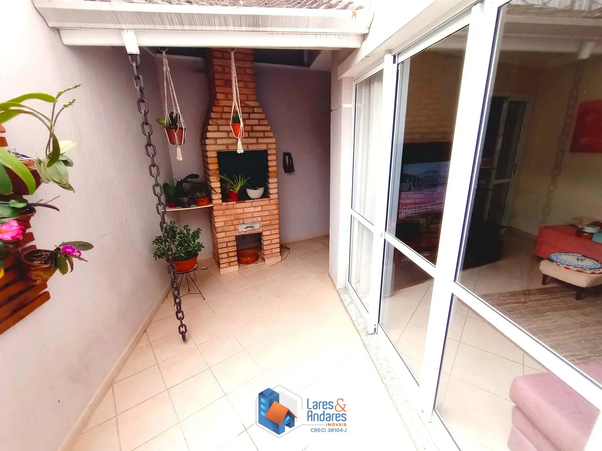 Imagem SOBRADO EM COND. COM 180M² COM 3 DORMS SENDO 1 SUÍTE, AMPLO ESPAÇO COM CHURRASQUEIRA, PLANEJADO NA COZINHA E SUÍTE, 2 VAGAS - SANTA TERESINHA