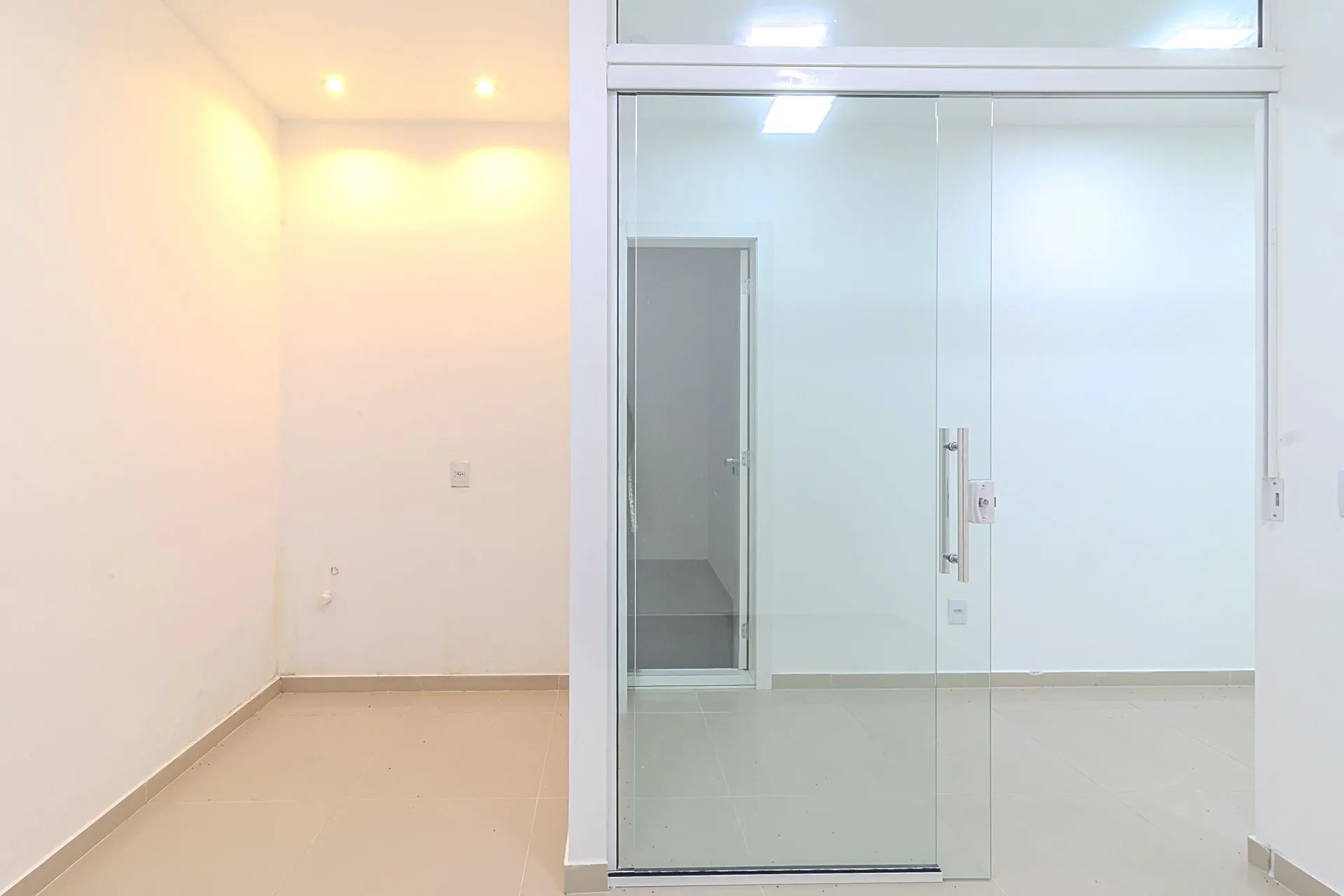 Imagem : MÁFFER IMÓVEIS ALUGA LOJA COMERCIAL COM 351M² DE ÁREA PRIVATIVA toda REFORMADA com excelente fachada e espaço para estacionamento em frente ao imóvel, ideal para empresas que buscam visibilidade e facilidade de acesso.