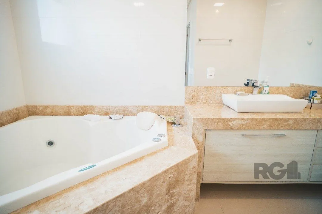 Imagem Oportunidade Única! Casa em Condomínio à Beira do Lago com 4 Suítes, sendo uma Térrea e uma Suíte Master Espetacular!