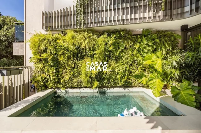 Imagem Apartamento de Luxo no Leblon: 2 quartos, 1 suíte, 2 salas, 2 banheiros, 1 vaga. 133m², próximo à praia, novíssimo, com piscina.