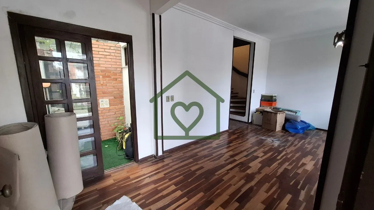 Imagem Casa 3 dormitórios sendo um suíte com sacada e garagem para dois carros. No andar inferior: Living...