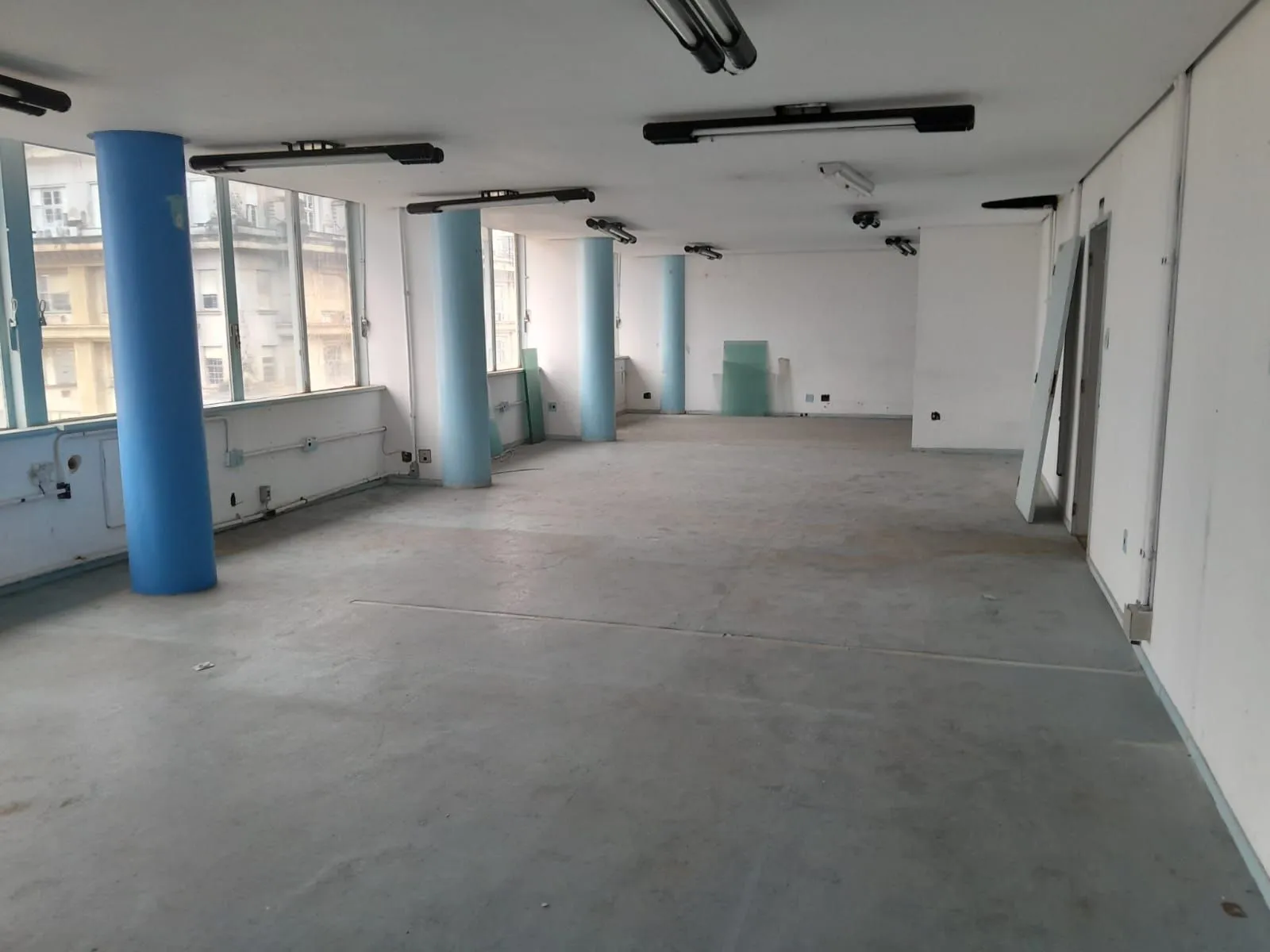 Imagem Salas com meio andar,para empresas ou órgãos públicos com 262,41m2 ,Centro