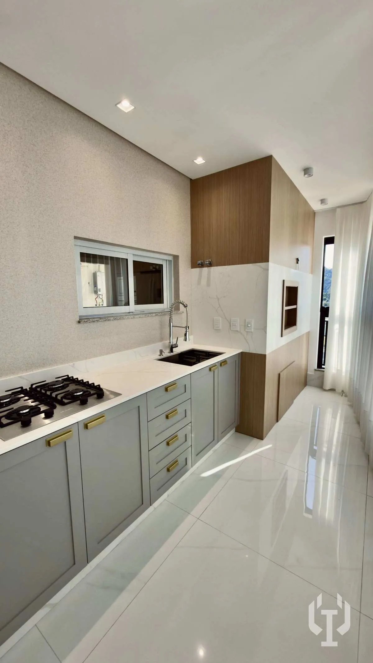 Imagem Apartamento San Lorenzo Dallo à venda, com 4 suítes, 4 vagas e finamente mobiliado no centro de Itapema