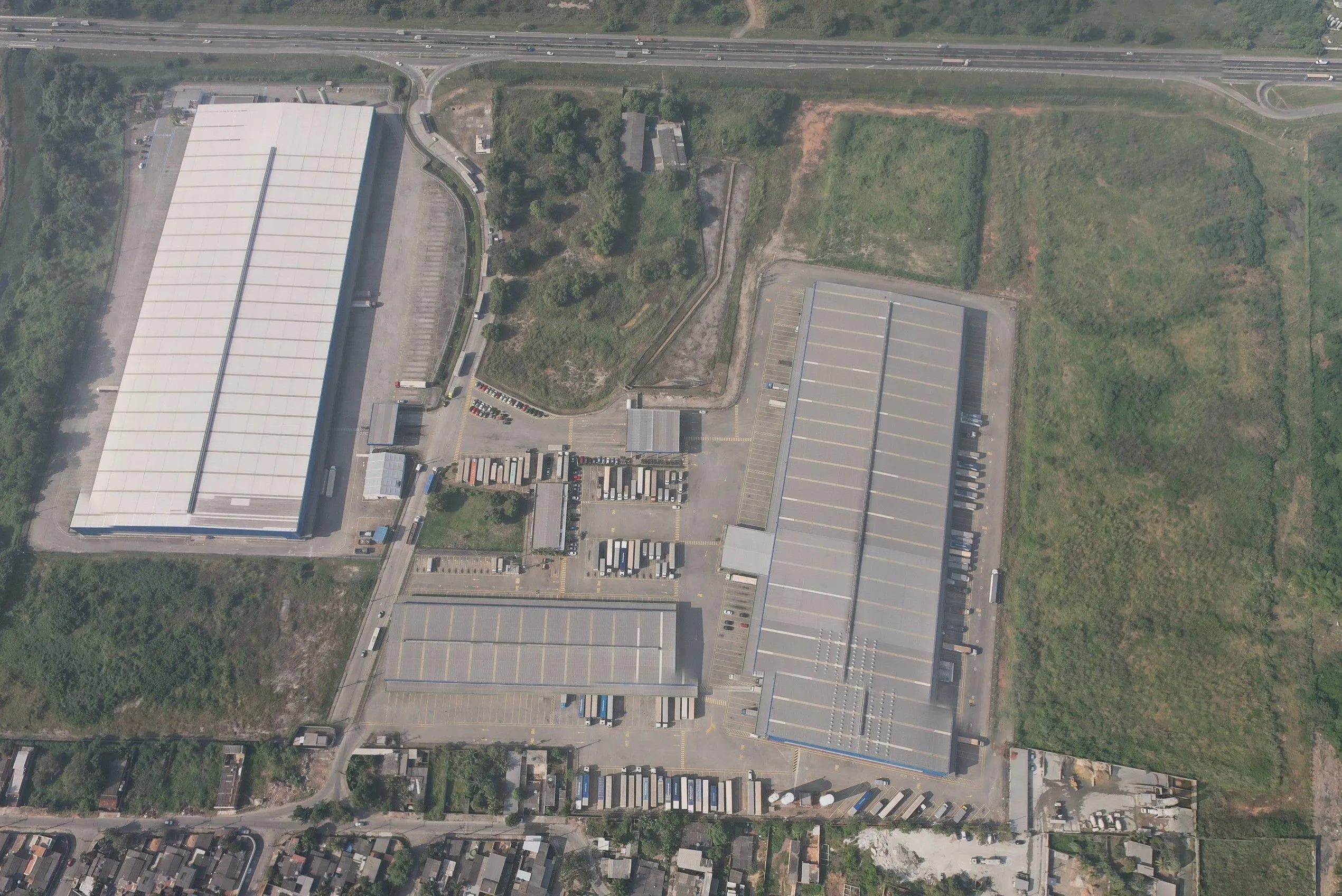 Imagem Galpão Industrial em Condomínio para Locação em Duque de Caxias-RJ, Bairro Parque Paulista: 2 Vagas de Garagem e 813,47 m² de Área