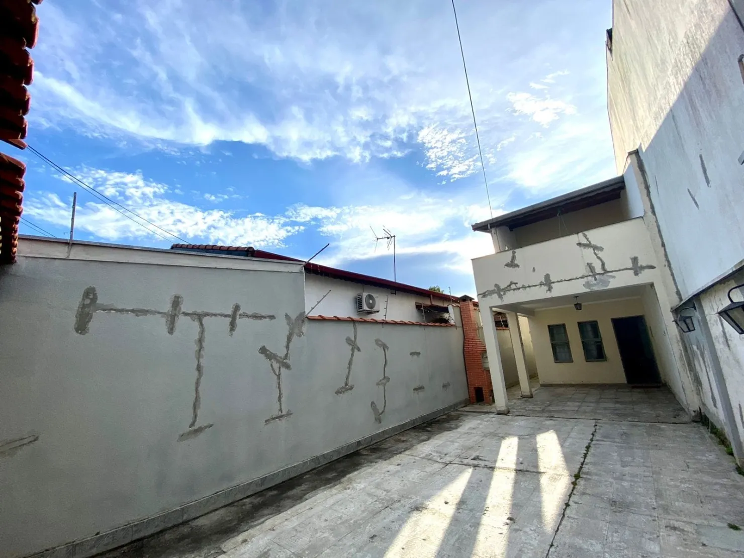 Foto do imóvel Casa à venda 2 Quartos, 3 Vagas, 150M², Jardim Gurilândia, Taubaté - SP