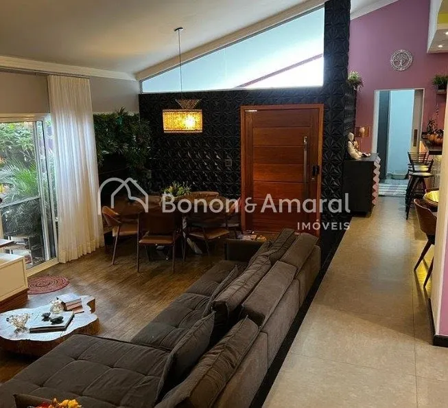 Imagem Casa Térrea em Condomínio Fechado com Amplo Terreno e Lazer Completo