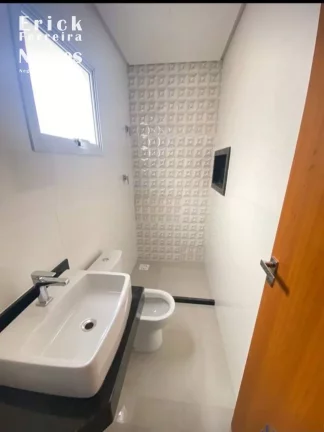 Imagem Casa a Venda na Praia do Morro-ES com 3 suítes sendo uma Suite master com Varanda, Sala de Estar e Jantar, quintal e Piscina e 2 vagas de garagem