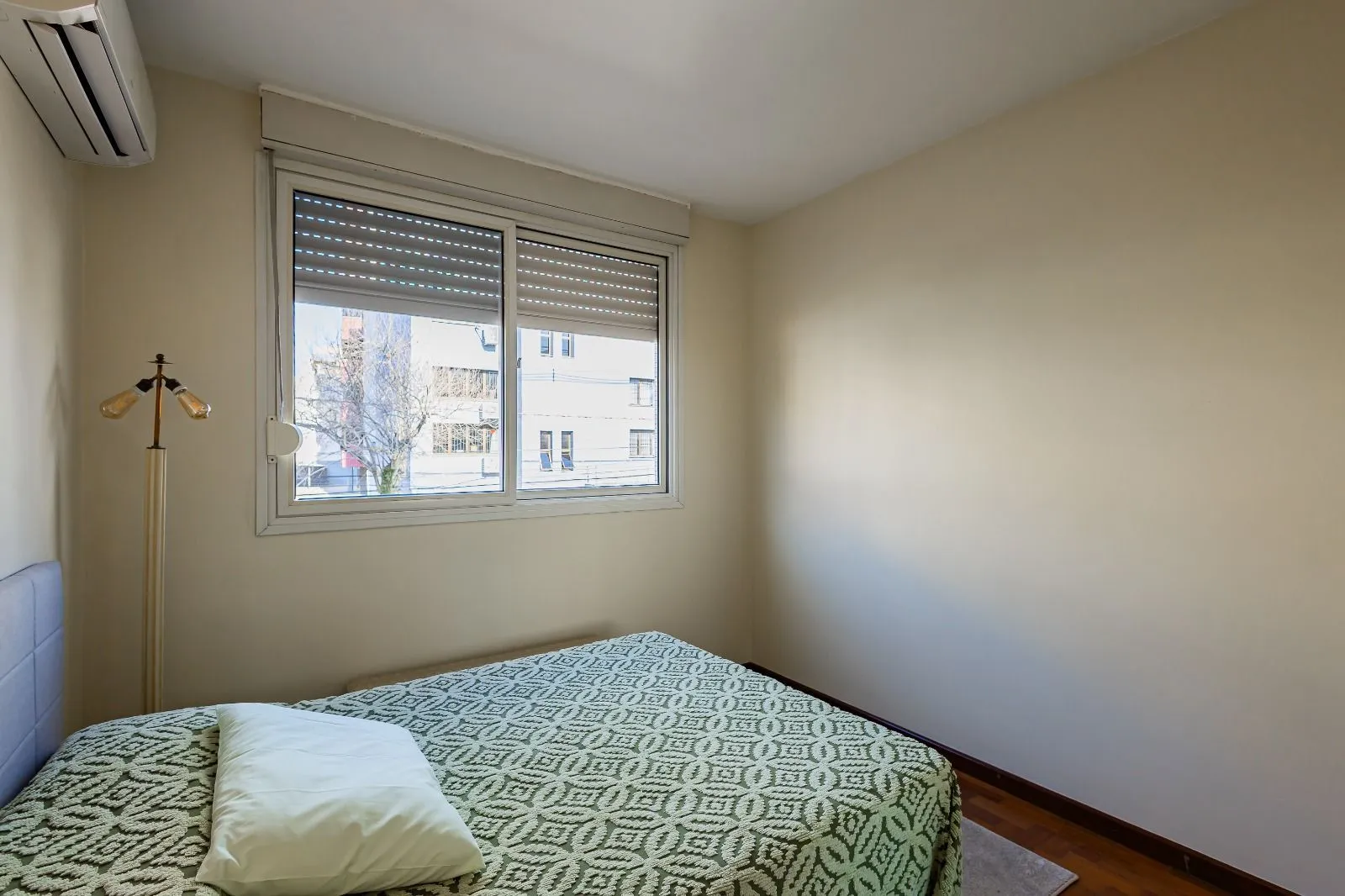 Imagem Apartamento a venda com dois dormitorios e vaga coberta no bairro Menino Deus.