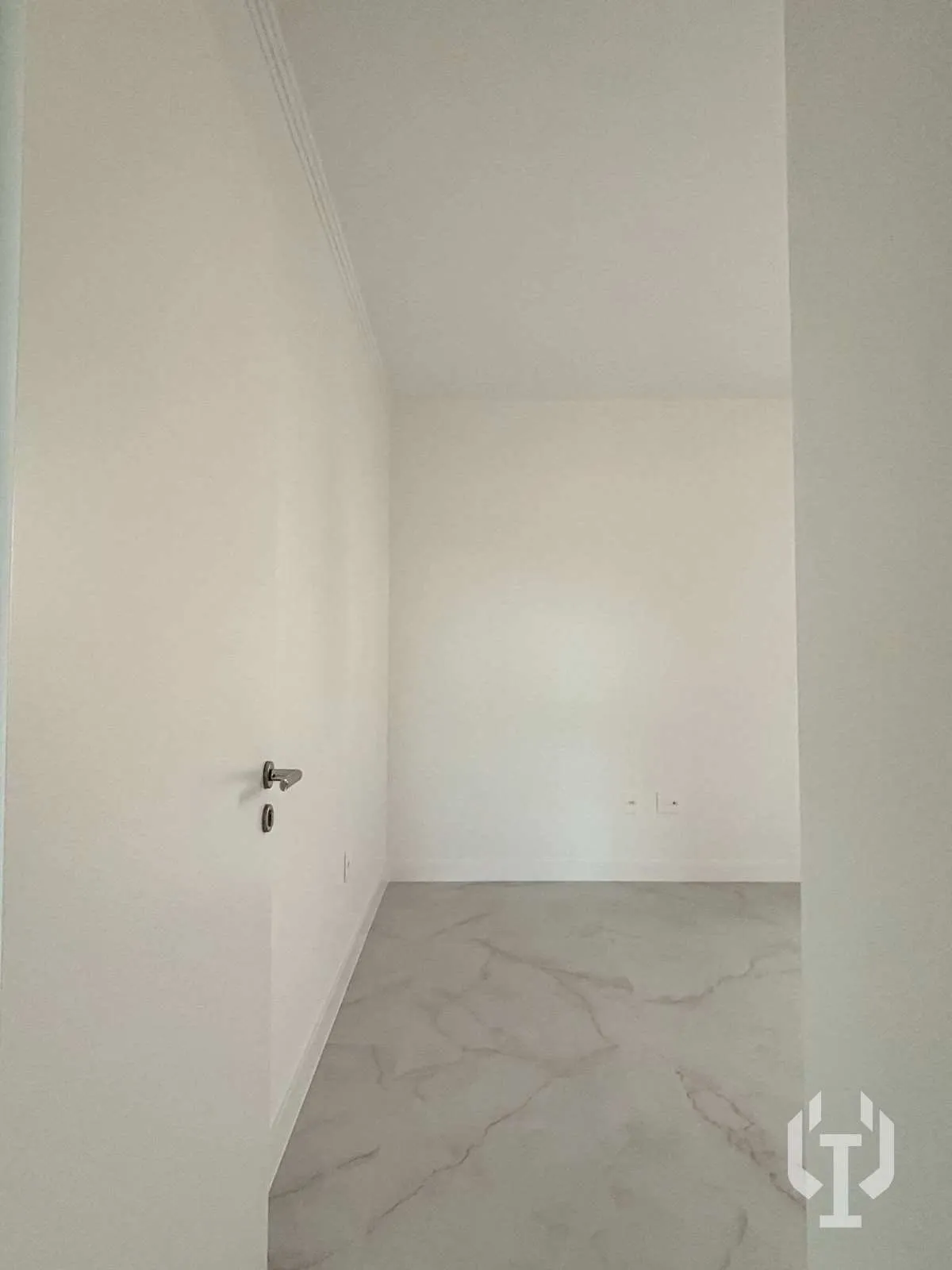 Imagem Apartamento de 3 suítes e 3 vagas de garagem em Meia Praia