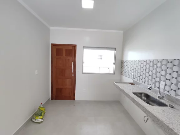 Imagem Casa linear composta de 2 quartos sendo um suíte cozinha ampla, sala, banheiro social, área de churrasco,