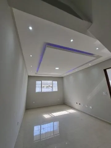 Imagem VENDA DE SOBRADO NOVO NO JARDIM PLANALTO, EM ARUJÁ/SP, 115m² com 3 suítes, sala ampla com led, área gourmet com churrasqueira e 02 vagas. CONSULTE-NOS