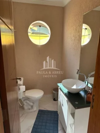 Imagem Sobrado de Alto Padrão, 3 Quartos, 4 Banheiros, Closets, Ar-condicionado, Área de Lazer Grande com Churrasqueira no Parque São Vicente, Mauá-SP
