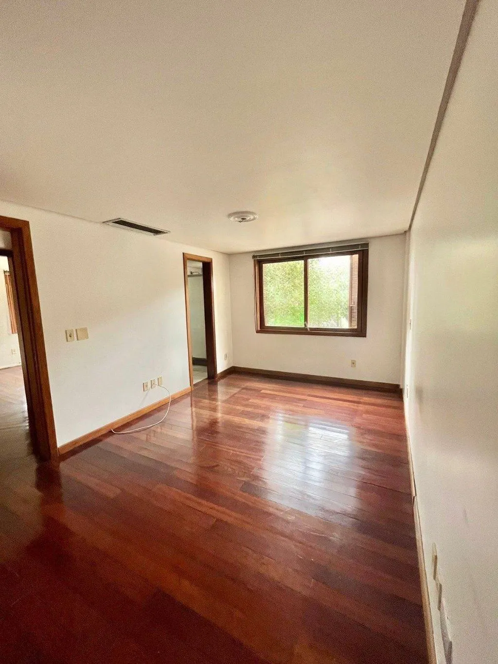 Imagem Apartamento de 4 dormitórios e 184m² à venda em Menino Deus, Porto Alegre.
