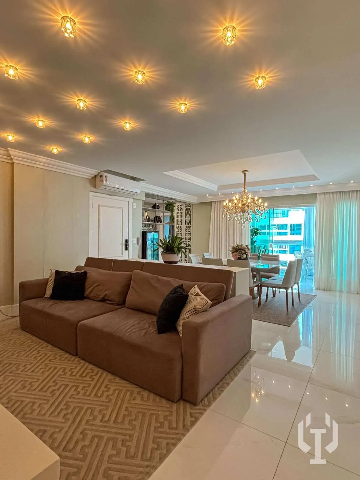 Imagem Apartamento de 4 suítes na quadra do mar em Meia Praia