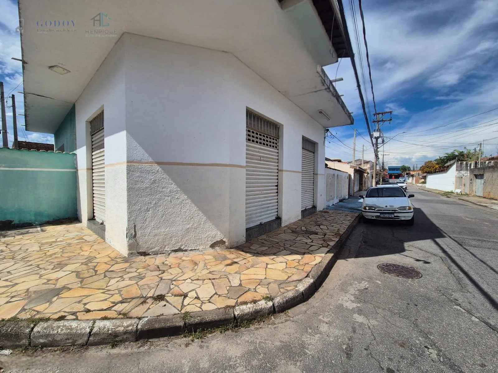 Imagem Ponto Comercial com Salão Amplo e 3 Portas de Esquina com 96,59 m²
