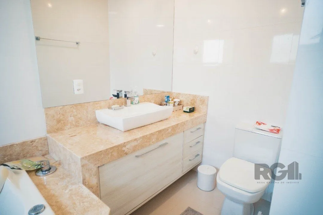 Imagem Oportunidade Única! Casa em Condomínio à Beira do Lago com 4 Suítes, sendo uma Térrea e uma Suíte Master Espetacular!