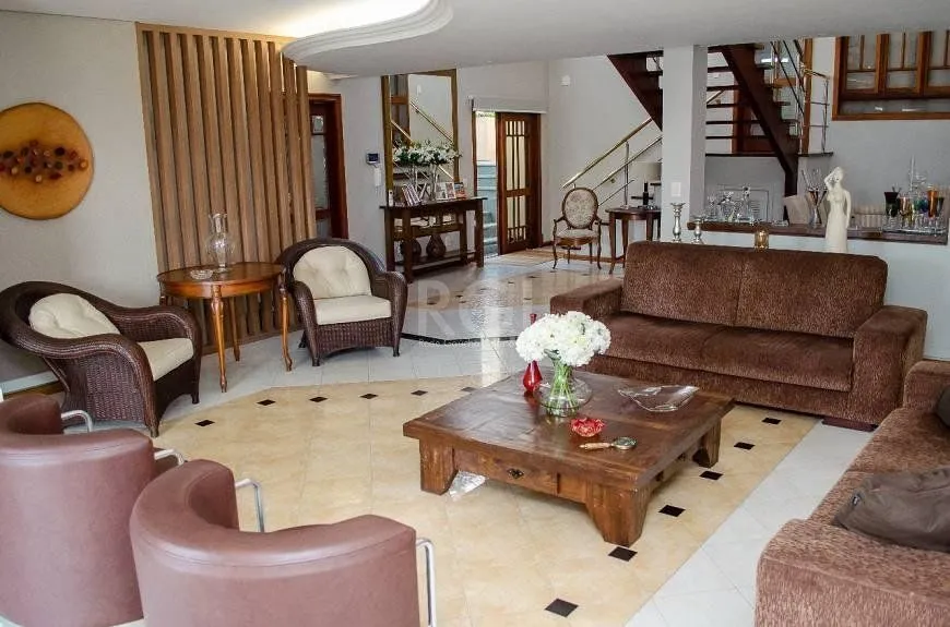 Imagem Casa com 5 dormitórios, 550 m² no Bairro Vila Jardim - Porto Alegre/RS