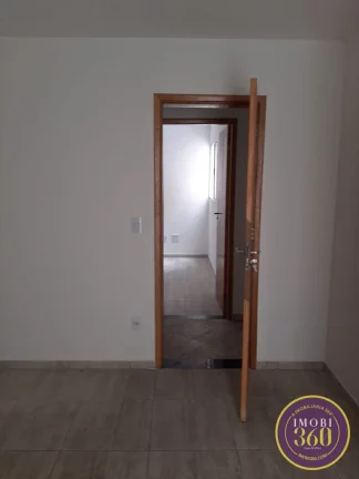 Imagem Casa em Condomínio Fechado com 02 Suítes com 02 vagas de garagem na Vila RéRé