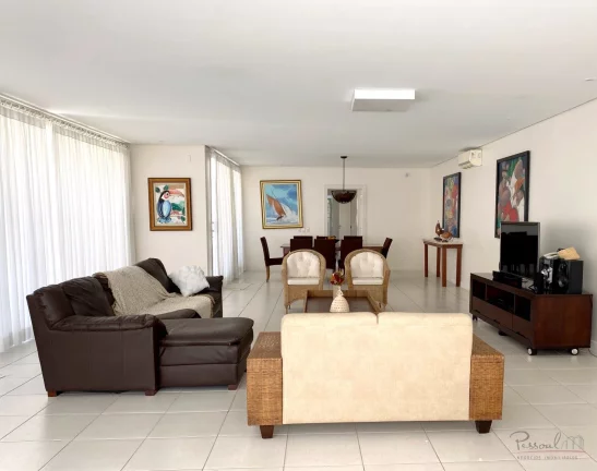 Imagem Belíssima casa com 4 Suites, 6 vagas cobertas  em Jurere Internacional a poucos passos da Praia. T...