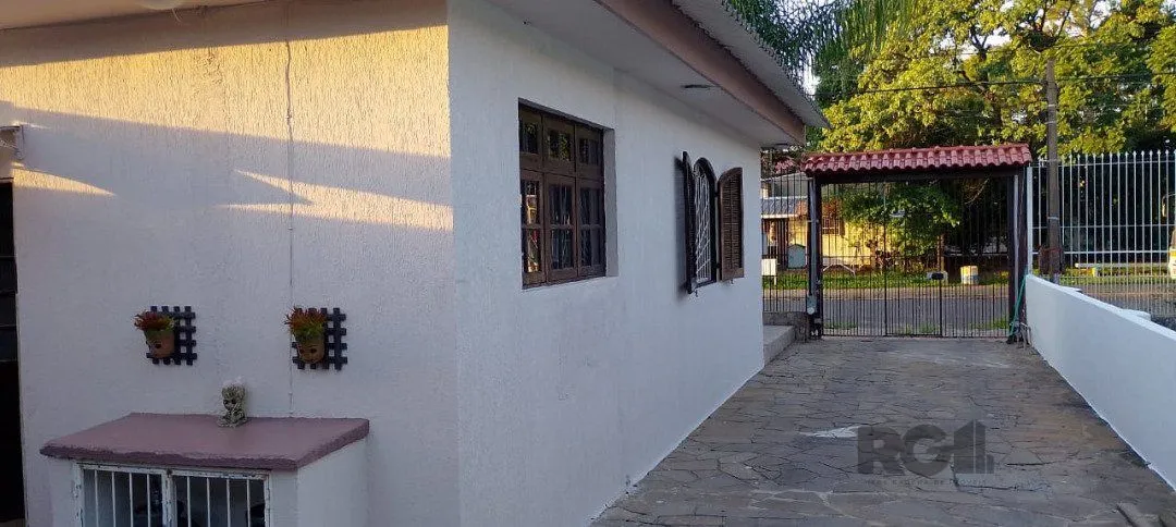 Imagem Casa térrea, 3 dormitórios, 1 suíte, living para 2 ambientes, cozinha, pátio, 2 banheiros e 4 vagas .