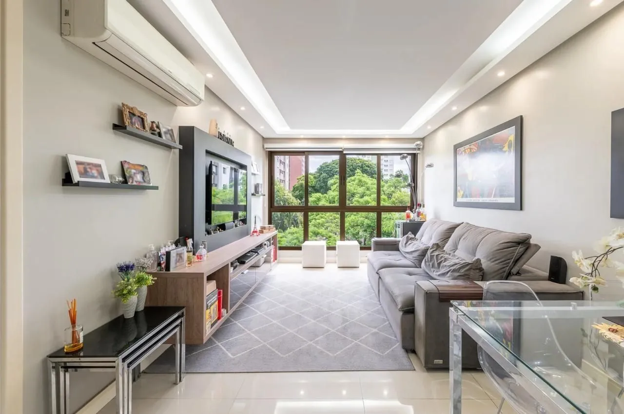 Apartamento de 2 dormitórios 1 suíte e 2 vagas no Petrópolis.