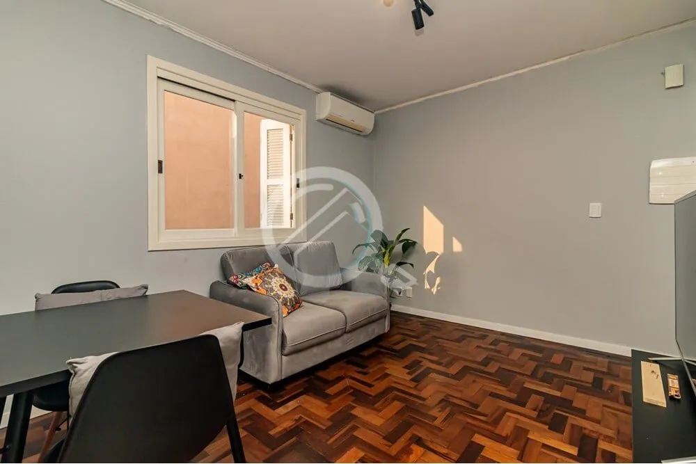 Imagem Descubra este encantador apartamento de 41m². Com dois dormitórios e piso de parquet, o imóvel of...