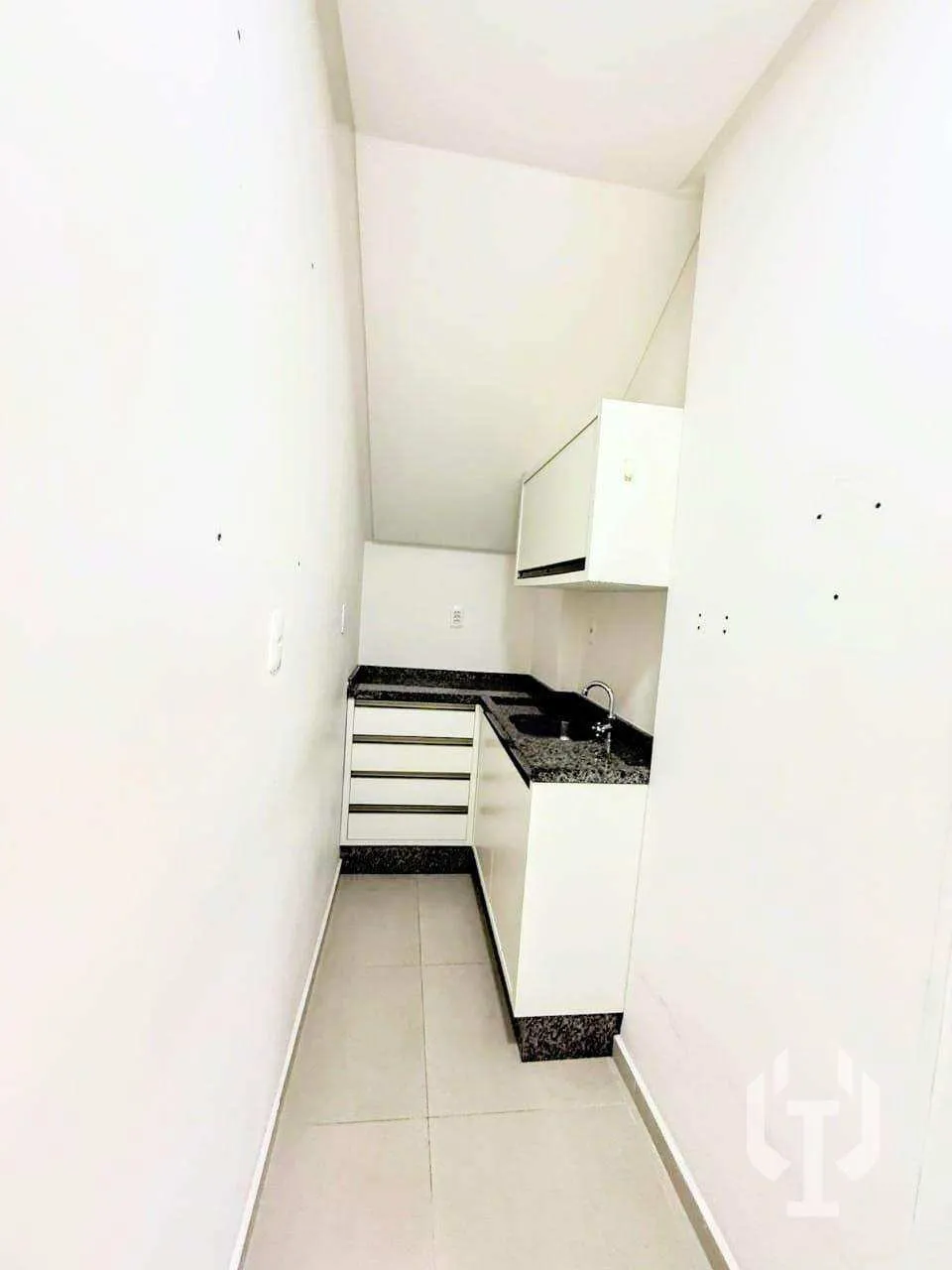 Imagem Sala comercial para alugar, MEIA PRAIA, 131m2