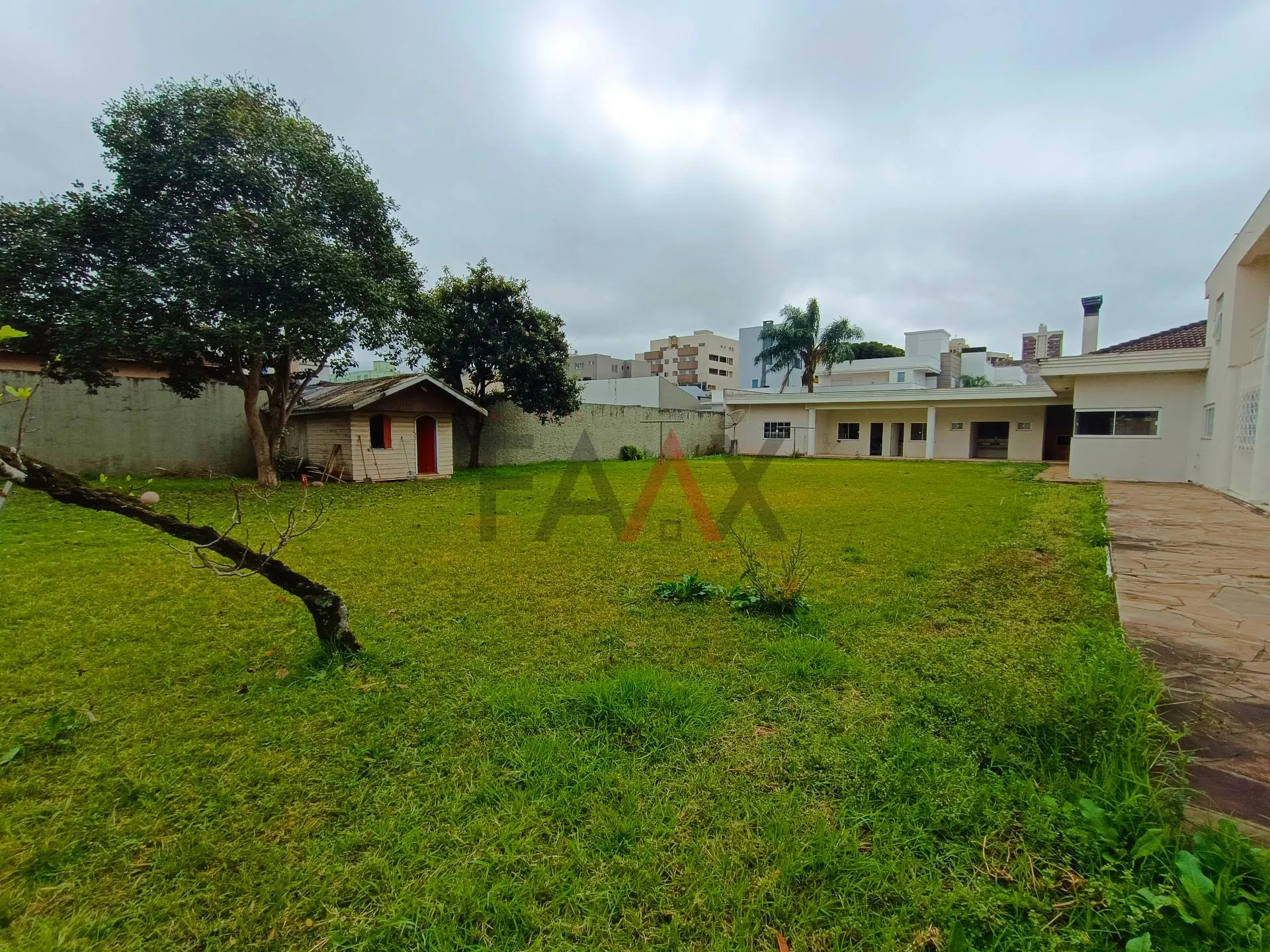 Imagem Sobrado com 9 dormitórios à venda,1000.00 m , CENTRO, GUARAPUAVA - PR