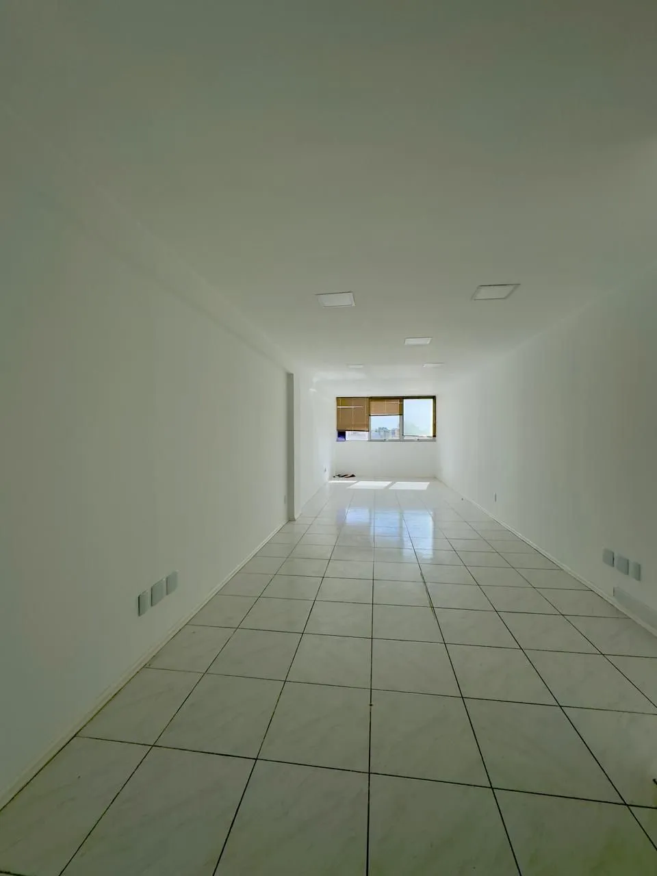 Imagem OPORTUNIDADE IMPERDÍVEL - SALA COMERCIAL NA AV. CRISTÓVÃO COLOMBO