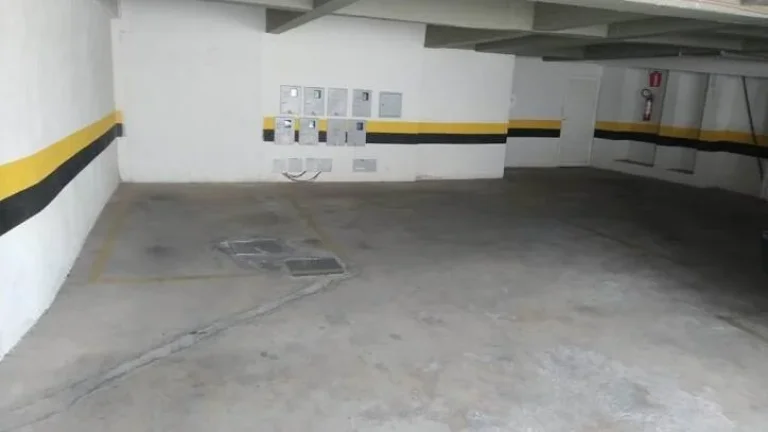Imagem Excelente apartamento com área privativa em formato de 'U" com árvores.....