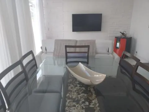 Imagem VENDA DE CASA NO CONDOMÍNIO ARUJÁ COUNTRY CLUB, EM ARUJÁ/SP, 380m² com 3 suítes, área gourmet com churrasqueira, cinema e 4 vagas. CONSULTE-NOS.
