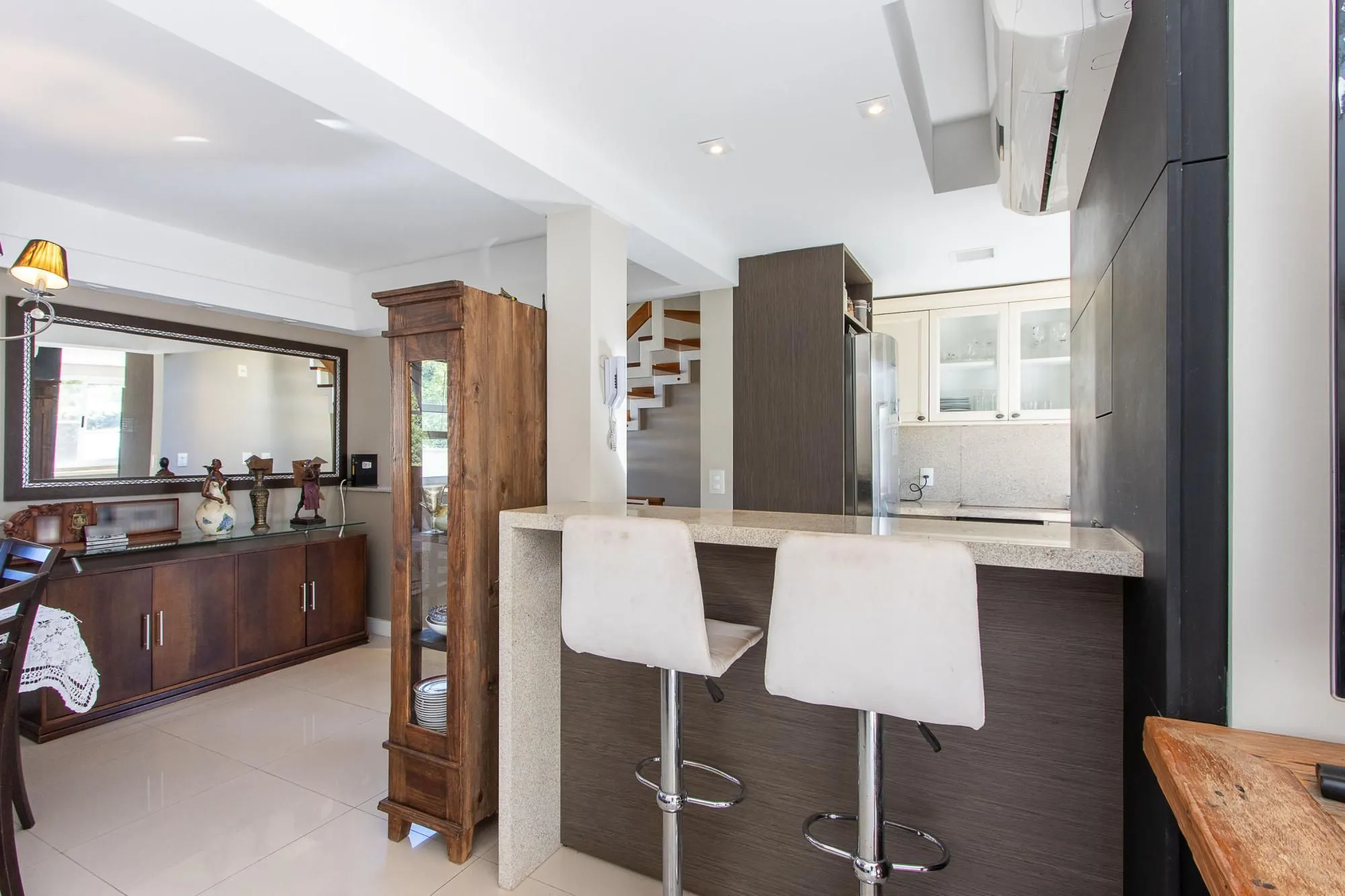Imagem Casa condomínio | 3 dormitórios | 1 Suíte | 240,82 Privativos | 2 Vagas | Bairro Teresópolis