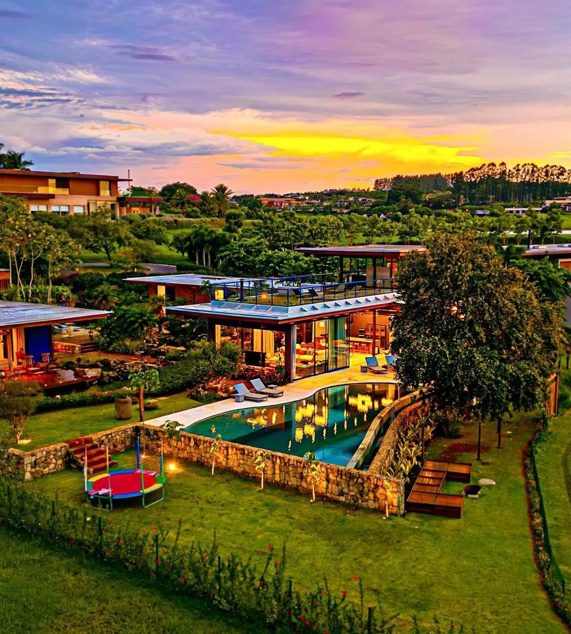 Imagem Venha se encantar com esta deslumbrante casa inspirada em Bali, localizada na prestigiada Fazenda Boa Vista, com uma vista deslumbrante