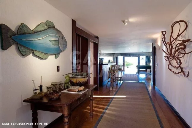 Imagem Imóvel de luxo em condomínio à beira-mar em Búzios-RJ: 5 quartos, 5 suítes, 8 banheiros, 3 vagas, 650m² de área. Venha conferir!