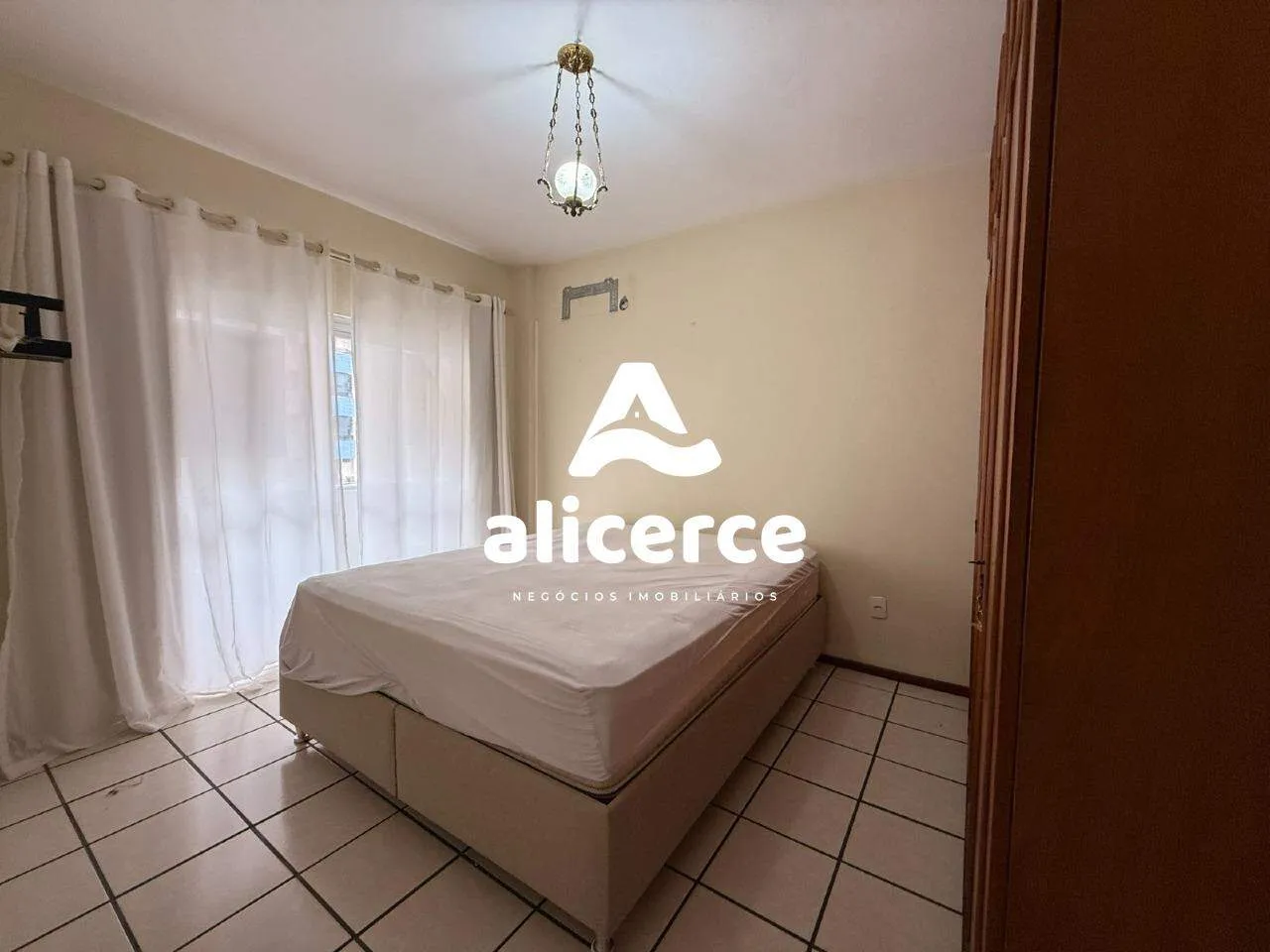 Imagem Apartamento à venda com 3 quartos 1 suíte, 122m² em Centro Florianópolis
